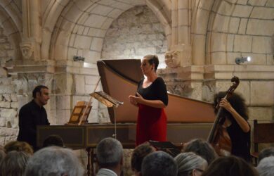 Concert de musique ancienne dans une salle voûtée en pierre