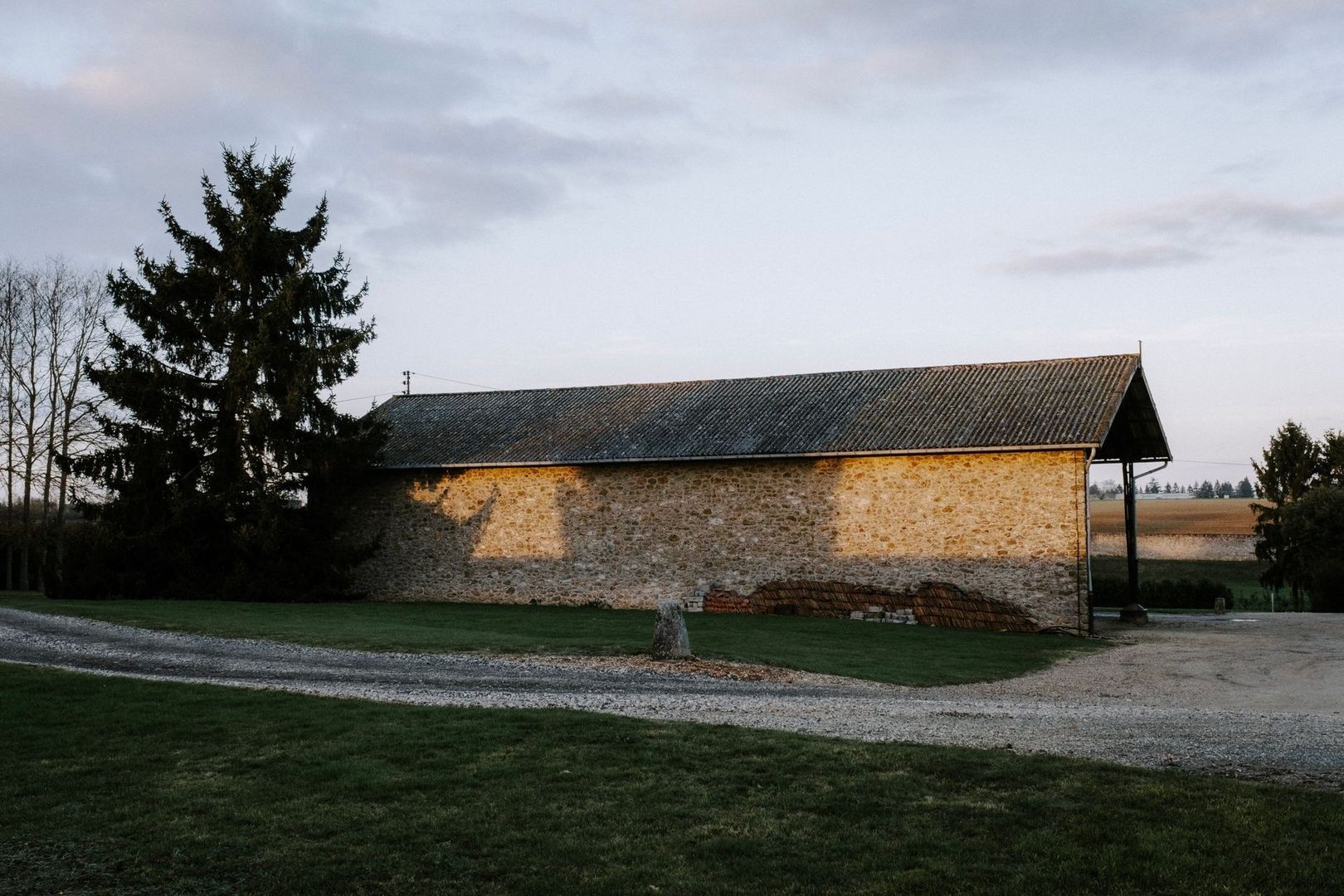 Ancienne grange en pierre au cœur d
