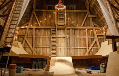 Ancienne grange en bois aménagée pour des répétitions artistiques